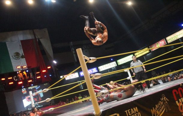 Celebran en la Arena Coliseo el día de la “Lucha Libre”.