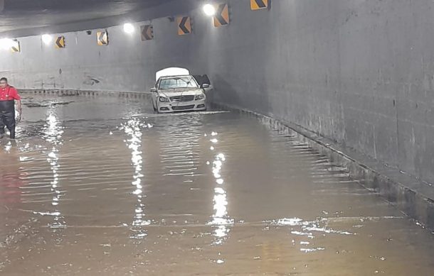 Mueren dos personas en inundación de túnel vehicular en Zapopan