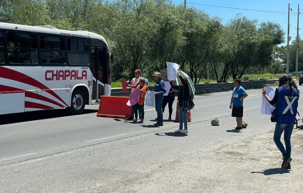 Bloquean vecinos de Tlajomulco carretera a Chapala por falta de transporte público