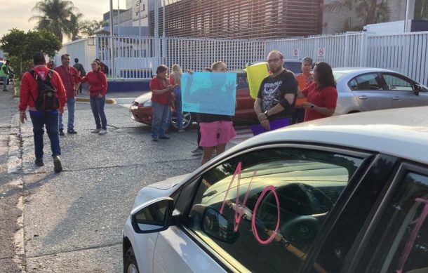 Protestan vecinos de Jardines del Bosque por operación de carga pesada de empresa cervecera