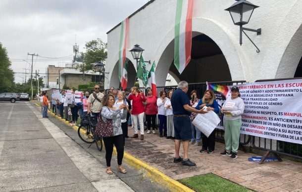 Padres de Familia exigen suspender reparto de libros de texto