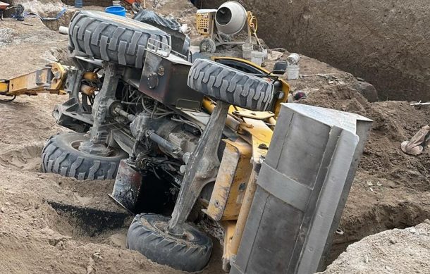 Vuelca retroexcavadora dentro de una zanja en Zapopan