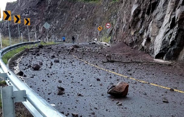 Deslave bloquea la carretera Autlán-Villa Purificación