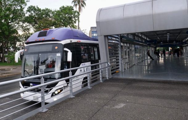 Macrobús se convierte en un suplicio para personas en silla de ruedas