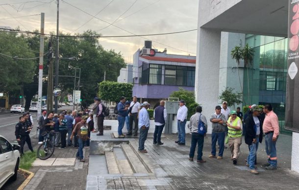 Se manifiestan por segundo día trabajadores de la Sader