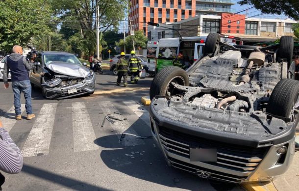 Choque y volcadura en la colonia Americana deja dos personas lesionadas