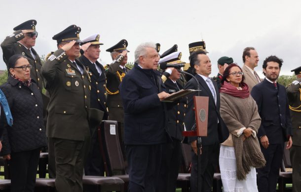 López Obrador entrega presea Bicentenario del Colegio Militar a ex titulares de la Sedena