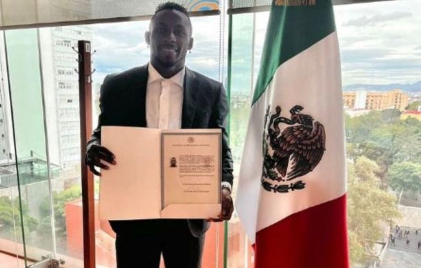 ¡Ya es mexicano! Julián Quiñones recibe cartas de naturalización