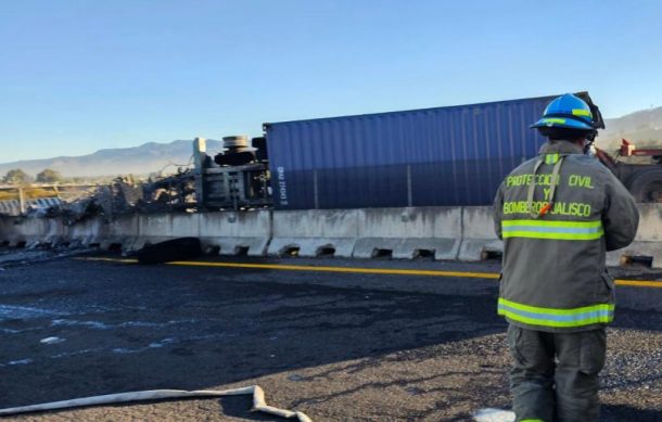 Fallece conductor de tractocamión en accidente en la autopista