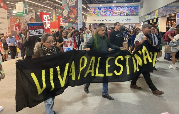 Protestan en pasillos de ExpoGuadalajara por ataques de Israel a civiles en Palestina