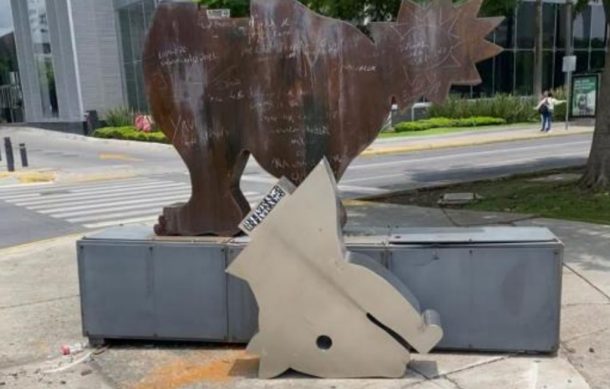 Escultura de coyote en López Mateos y Lázaro Cárdenas fue embestida por un coche