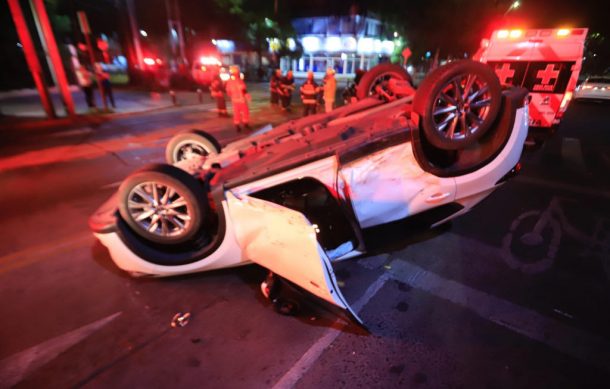 Falta de semáforo ocasiona grave choque en Vallarta y Unión