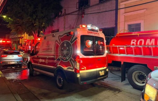 Desalojan a 20 personas tras incendio en vecindad del barrio de Analco