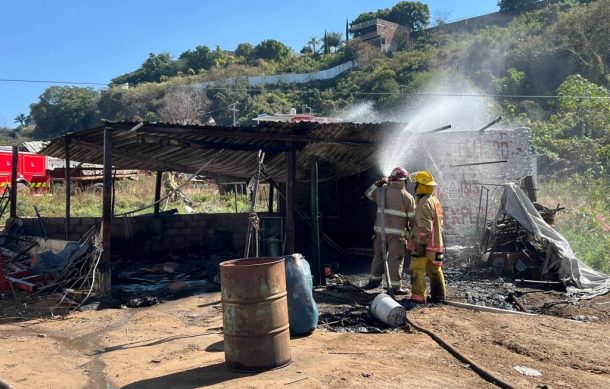 Impiden bomberos explosión tras incendiarse terrenos de un polvorín en Tonalá