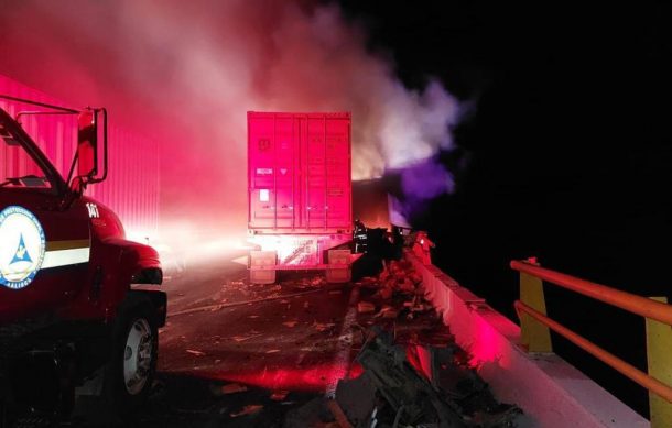 Accidente en la autopista a Colima deja dos personas calcinadas