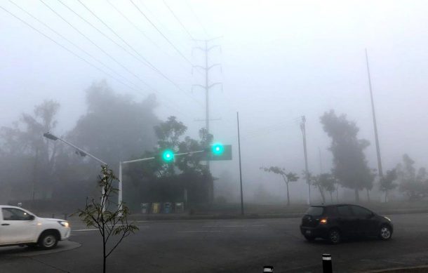 Amanece la ciudad cubierta por neblina, se reportan algunos accidentes