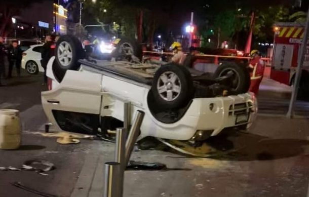 Vuelca camioneta en la avenida Chapultepec