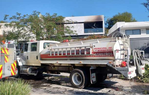 Incendio consume casa de dos niveles en la calle Altamira y Patria