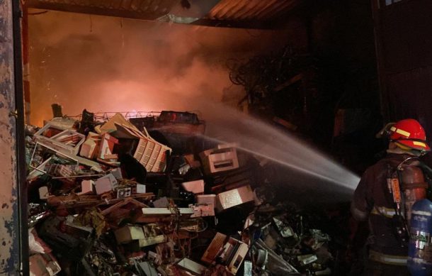 Sofocan incendio en recicladora de Tonalá