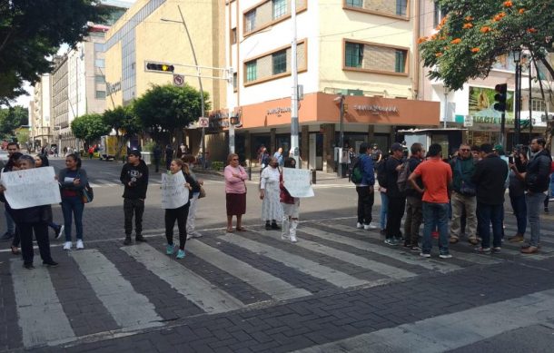 Vecinos del norte de Zapopan bloquean avenida Juárez en Centro de GDL