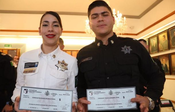 Entregan estímulos económicos a policías de Guadalajara