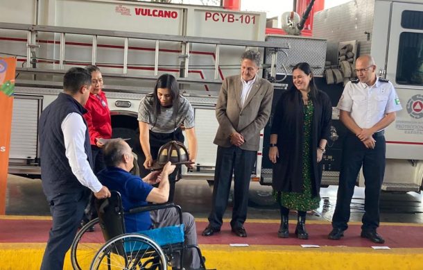 Reconocen a bomberos que hoy se jubilan