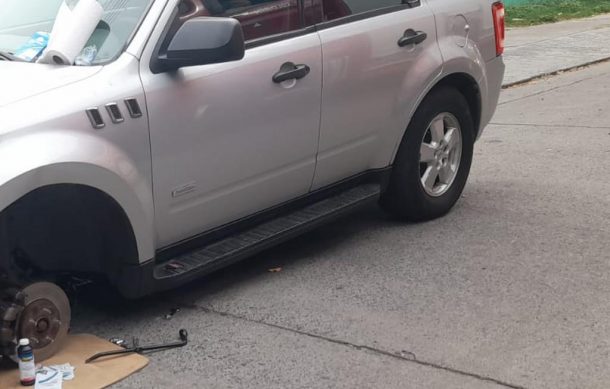 A hombre que le cayó encima su camioneta mientras cambiaba la llanta