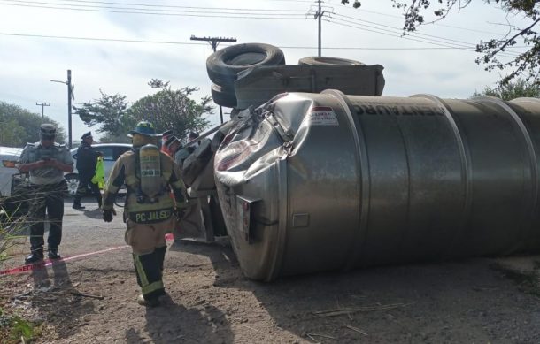 Tren embiste contenedor de tráiler que transportaba diésel en Acatlán