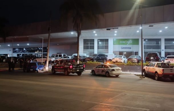 Roban camionetas de lujo de agencia en Guadalajara