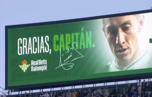 Andrés Guardado recibe emotivo homenaje del Betis