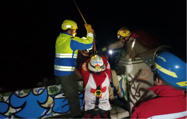 Rescatan a nueve personas de la barranca de Huentitán