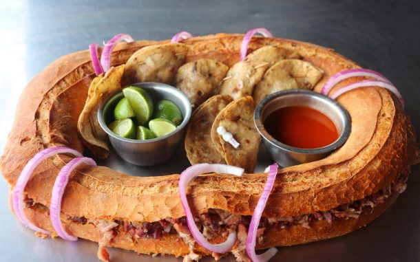 Preparan mega rosca de Reyes elaborada con tortas ahogadas