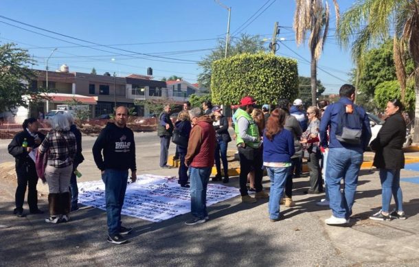 Protestan vecinos de Paseos del Sol por obras