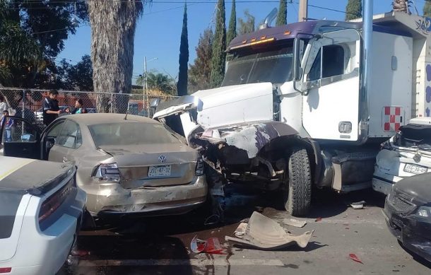 Torton provoca carambola en la avenida Adolf Horn