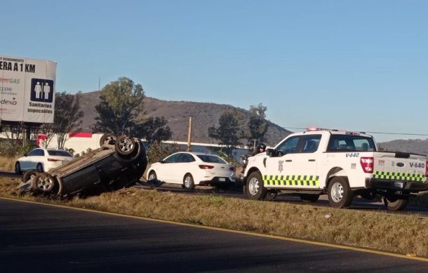 Volcadura causa problemas viales en la carretera a Morelia