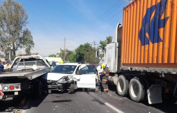 Trailer provoca carambola en Periférico Norte