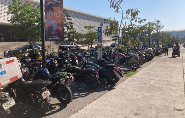 Policías de Zapopan estacionan sus motos en la banqueta