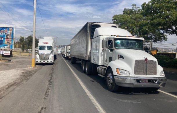 Transportistas colapsan la vialidad en carretera a Chapala