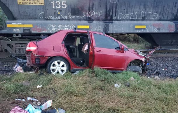 Choque de tren contra carro en Acatlán deja un bebé muerto