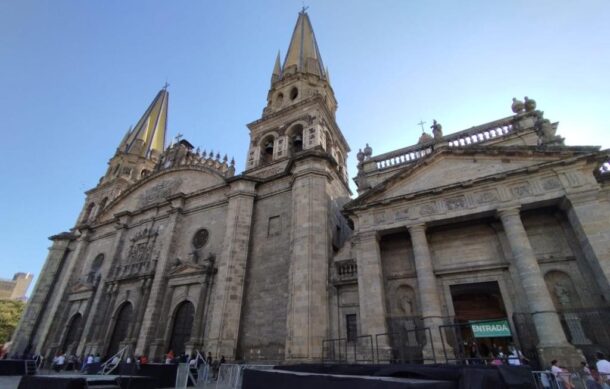 Decenas de tapatíos realizan la visita de los siete templos