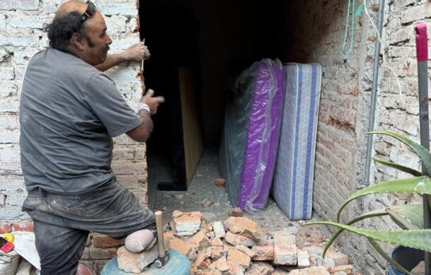 Hombre amputado trabaja como albañil para pagarse una prótesis