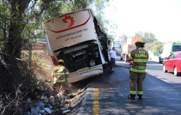 Autobuses de pasajeros chocan a la altura de las Plazas Outlet