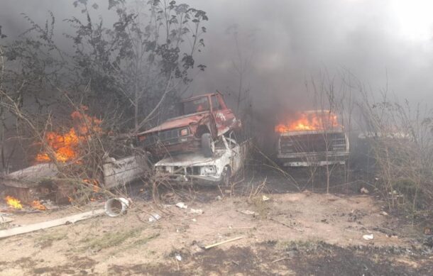 Incendio destruye al menos 140 autos en Zapopan