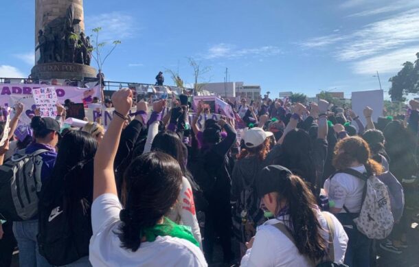 Policía custodia contingente de mujeres separatistas; negocios fueron protegidos