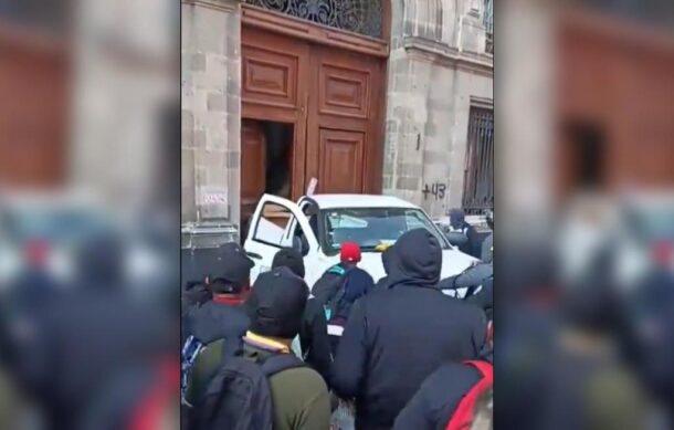 Normalistas intentan irrumpir en Palacio Nacional