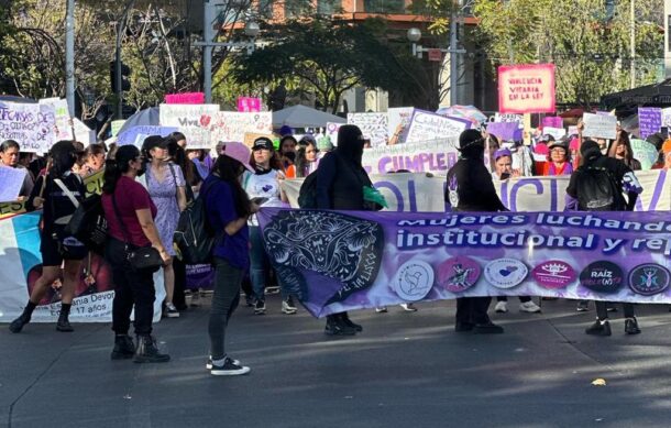 Mujeres separatistas realizan daños menores a mobiliario urbano