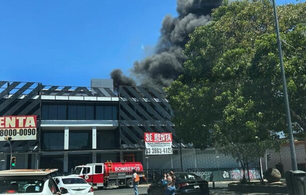 Incendio provoca alarma en Av. México y Chapultepec