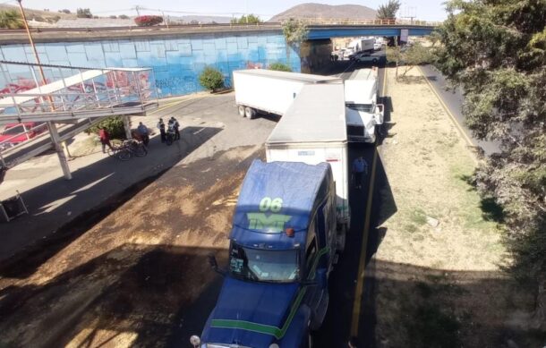 Liberan la carretera a Morelia tras choque de tráileres