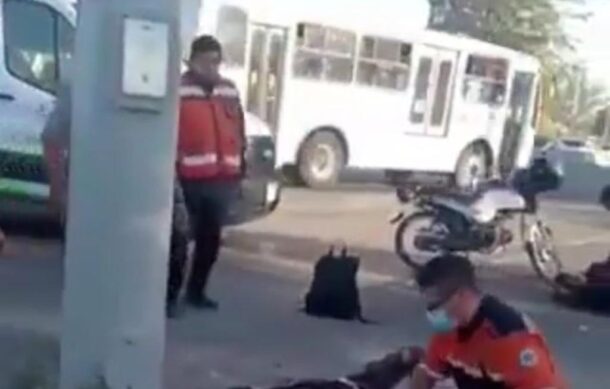 Choque entre motocicleta y un camión deja una persona muerta