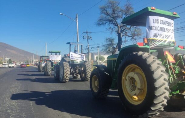 Campesinos con todo y tractores se manifiestan en Tlajomulco